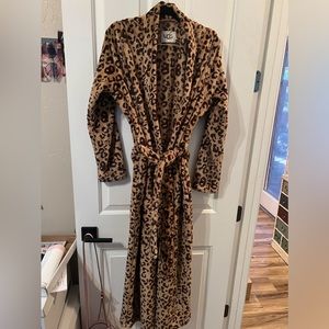 Women’s Live Oak Leopard Robe, size Large UGG